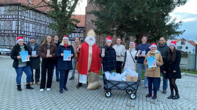 Zahlreiche Helferinnen und Helfer waren mit dem Nikolaus in Duderstadt unterwegs.