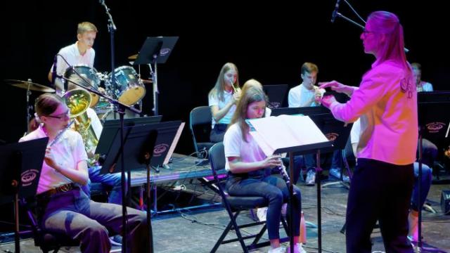 Die Concert Band des Eichsfeld Gymnasiums Duderstadt spielt, die Spannung steigt. | Foto: TrapezFilm – Stephan Beuermann