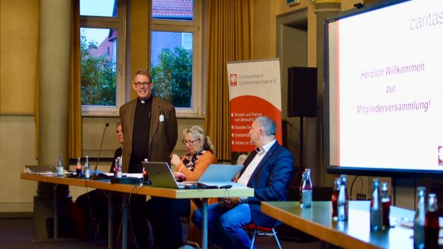 Dechant Wigbert Schwarze eröffnet als Vorsitzender des Caritasrats die Mitgliederversammlung 2021.