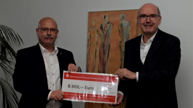 Michael Seifert (l.) erhält den Spendenscheck aus den Händen von Sparkassen-Vorstand Thomas Toebe. | Foto: Kerstin Pfeffer-Schleicher