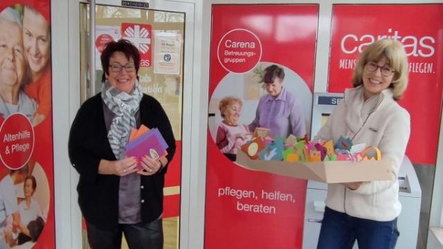 Christiane Koch und Daniela Ramb (v. l. n. r.) bei der Übergabe der Osternester in der Caritas Sozialstation Göttingen/Gleichen | Foto: Caritas