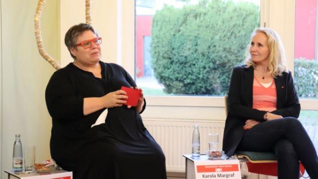 Als Expertin berichtet Prof. Dr. Alexandra Engel (l.) aus ihrer Forschung, neben ihr sitzt Karola Margraf (SPD). | Foto: Melda Akbas / Caritas