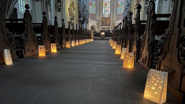 Zur Osterandacht wurde die Basilika St. Cyriakus mit Lichtern geschmückt. | Foto: Stefan Burchard