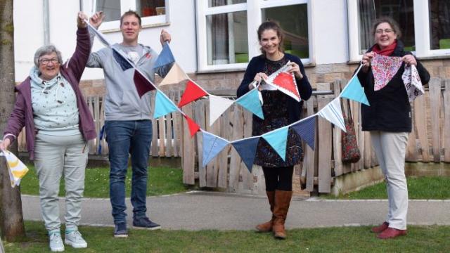 Präsentieren die ersten Wimpel (v.l.): Bärbel Schneegans, Moritz Heller, Isabel Lubojanski vom Inklusiven Campus und Schwester Dorothea Rumpf, Leiterin der Vinzenz von Paul Schule in Duderstadt. | Foto: Broermann / cps