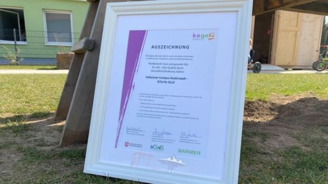 Neben der Urkunde erhielt die Kita für Alle im Inklusiven Campus auch 3000 Euro Preisgeld. | Foto: Inklusiver Campus