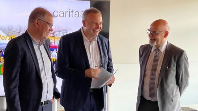 Die Caritas-Vorstände Holger Gatzenmeyer (l.) und Ralf Regenhardt begrüßen Superintendent Dr. Frank Uhlhorn (r.). | Foto: Dirk Faßhauer / Caritas  