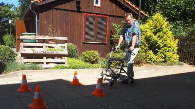Siegfried Storch von der Verkehrswacht demonstriert die Durchfahrt einer engen Straße mit einem Rollator. | Fotos: Caritas
