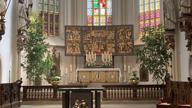 Der Altarraum in der Basilika St. Cyriakus an Fronleichnam 2022. | Foto: Stefanie Jünemann / Caritas