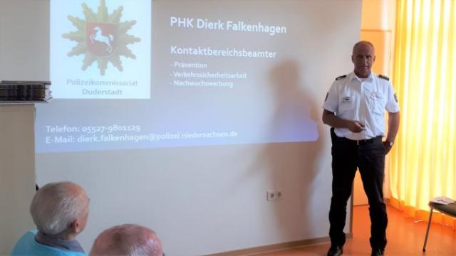 Polizeihauptkommissar Dierk Falkenhagen informierte in der Tagespflege über „Gefahren im Alltag“. | Foto: Jünemann / Caritas