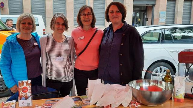 Carola Knappe-Kristen, Christine Frisch, Maria Weiss und Lena Bunte am Caritas-Stand auf dem Göttinger Gesundheitsmarkt. |  Foto: Caritas