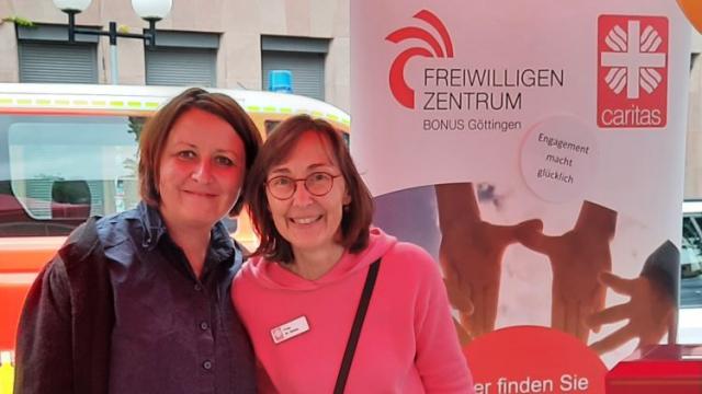 „Engagement macht glücklich“, sagen Lena Bunte und Maria Weiss von der Caritas in Göttingen. | Foto: Caritas