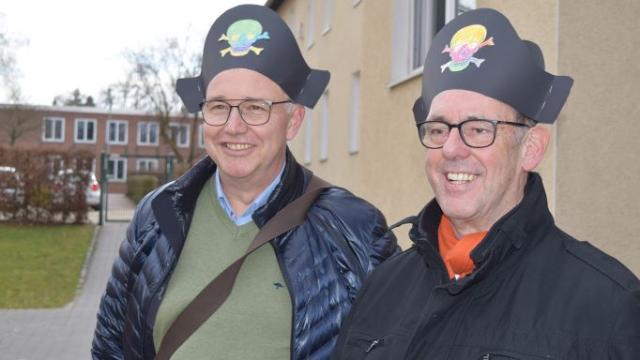  Ralf Regenhardt (l.) und Dechant Wigbert Schwarze beim Piratenfest im Caritas-Centrum St. Godehard Göttingen. | Foto: Johannes Broermann / cps
