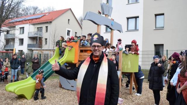 Dechant Wigbert Schwarze freut sich, dass das neue Spielgerät bei den Kindern gut ankommt. | Foto: Johannes Broermann / cps