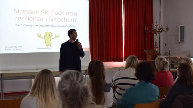 Ruben Langwara sprach im Pfarrheim über den Umgang mit Stress, Problemen und Krisen. | Foto: Johannes Broermann 