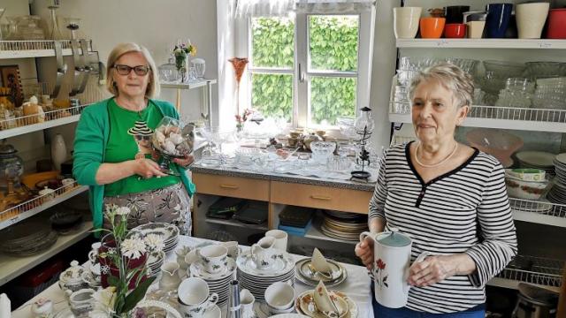 Luisa Strüber und Gabriele Stölting zeigen Haushaltswaren. | Foto: Claudia Nachtwey