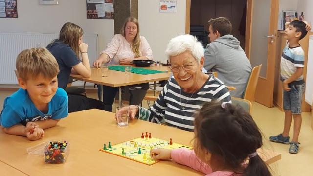 Jung und Alt treffen sich zum Spielen in der Seniorenbegegnungsstätte im LWH Duderstadt. | Foto: Kathleen Wortmann / Caritas