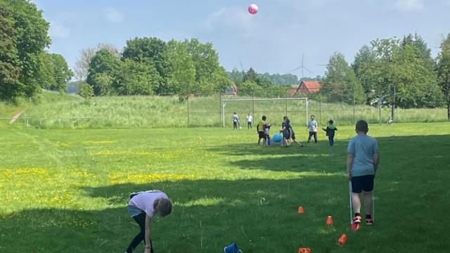 Für den Bewegungsparcour wurde der Sportplatz genutzt. | Foto: Nadine Dirks / Caritas