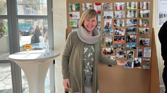 Anna Holland freut sich, dass auf der Stellwand auch ein Bild aus Northeim angepinnt wurde. | Foto: Caritas