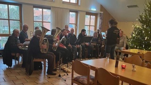 Als „Höhepunkt zum Jahresabschluss“ spielten die Mackenröder Blasmusikanten bei der Carena-Gruppe Ebergötzen. | Foto: Beate Kracht