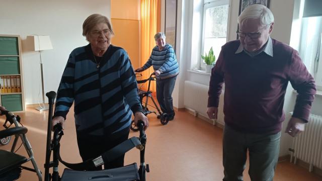Bewegung tut gut: Tanzvergnügen mit und ohne Rollartor in der Tagespflege Duderstadt. | Foto: Caritas