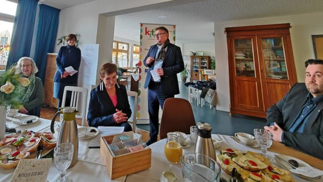Bürgermeister Feike spricht im MitMachCafé.