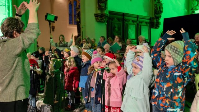 Das Foto zeigt einen Kinderchor.