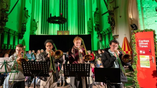 Das Foto zeigt ein Posaunenquartett.