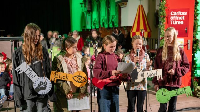 Das Foto zeigt fünf Kinder mit großen Pappschlüsseln.