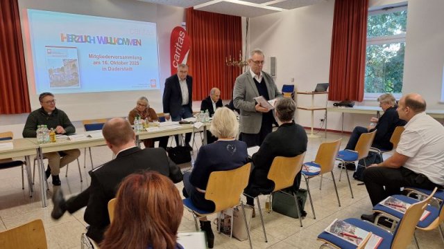 Dechant Wigbert Schwarze eröffnet die Mitgliederversammlung. | Foto: Johannes Broermann Das Bild zeigt Dechant Wigbert Schwarze bei der Begrüßung.