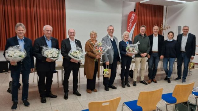 Bisherige und zukünftige Mitglieder in Caritasrat und Vorstand (von links): Bernward Jacobi, Alfons Wüstefeld, Marc Rothaupt, Annelore von Hof, Dechant Wigbert Schwarze, Brita Uschkurat, Propst Thomas Berkefeld, Holger Gatzenmeyer, Isabel Lubojanski und Ralf Regenhardt. | Foto: Johannes Broermann Das Bild zeigt Mitglieder des Caritasrats und das Vorstandssteam.