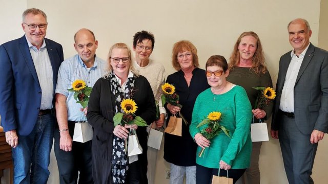 Ehrungen für 10-jährige Mitarbeit durch Ralf Regenhardt (links) und Holger Gatzenmeyer (rechts) | Foto: Claudia Nachtwey / cps Das Bild zeigt Mitarbeitende der Caritas Südniedersachsen. | Foto: Claudia Nachtwey / cps