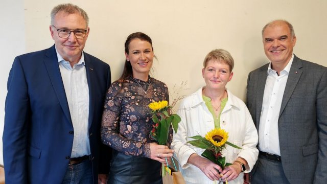 Ralf Regenhardt (links) und Holger Gatzenmeyer ehren (von links) Tina Otto und Andrea Regenhardt für 20-jährige Mitarbeit.| Foto: Claudia Nachtwey / cps Das Bild zeigt Mitarbeitende der Caritas Südniedersachsen. | Foto: Claudia Nachtwey / cps