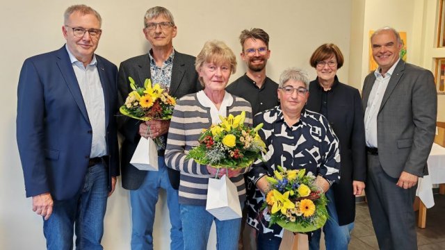 Ehrungen für 25 Jahre Mitarbeit (von links): Ralf Regenhardt, Thomas Pohl, Heidrun Jung, Frank Heerwig, Carmela Schmidt, Heike Jagemann und Holger Gatzenmeyer| Foto: Claudia Nachtwey / cps Das Bild zeigt Mitarbeitende der Caritas Südniedersachsen. | Foto: Claudia Nachtwey / cps