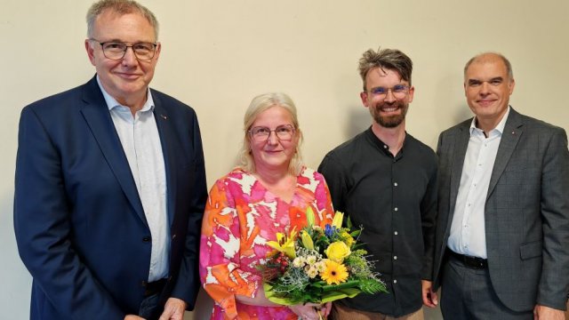 Anja Müller ist 30 Jahre im Caritas-Team, hier mit (von links) Ralf Regenhardt, Frank Heerwig und Holger Gatzenmeyer.| Foto: Claudia Nachtwey / cps Das Bild zeigt Mitarbeitende der Caritas Südniedersachsen. | Foto: Claudia Nachtwey / cps