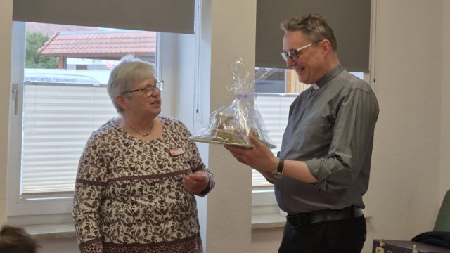 Auf dem Bild freut sich er Propst über das Geschenk.