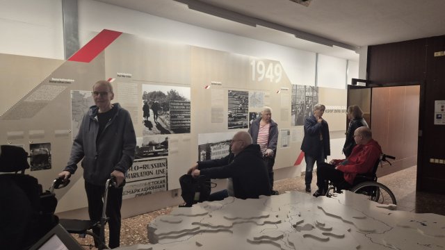 Menschen betrachten die Ausstellung zum Mauerfall. 