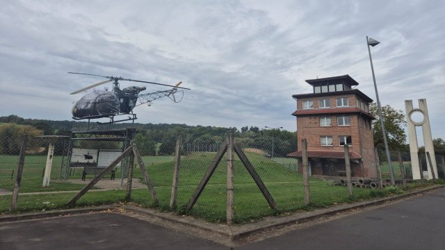 Ein Hubschrauber gehört zum Gelände des Museums. 