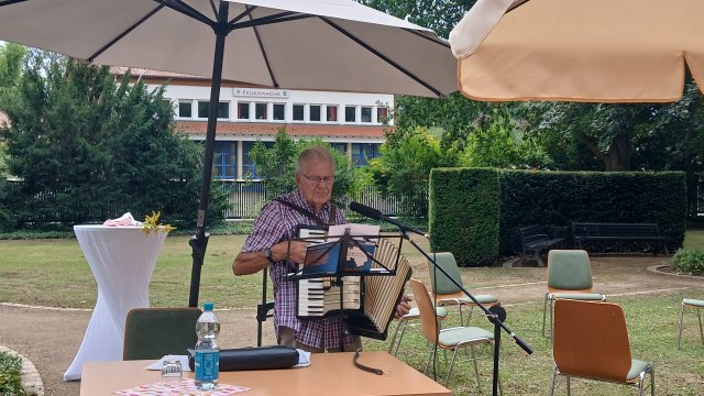 Mann mit Musikinstrument