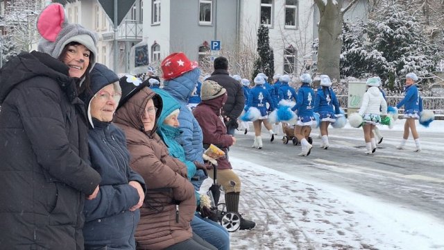 Das Foto zeigt Zuschauende von vorne beim Karnevalsumzug in Duderstadt.