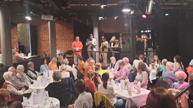 Menschen sitzen im DT-Keller