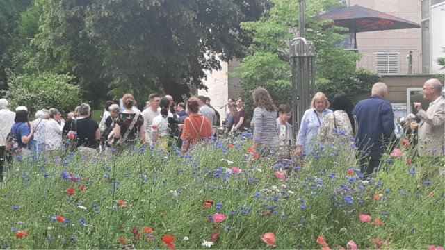 Menschen stehen draußen