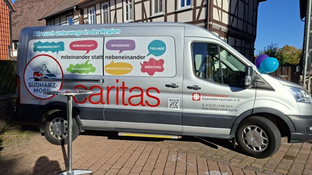 Ein bunt beklebter Bus