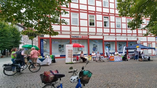 Das Bild zeigt einige Infostände auf der anderen Straßenseite.