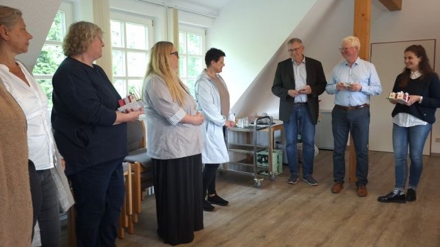 Das Foto zeigt Menschen in einem Raum.