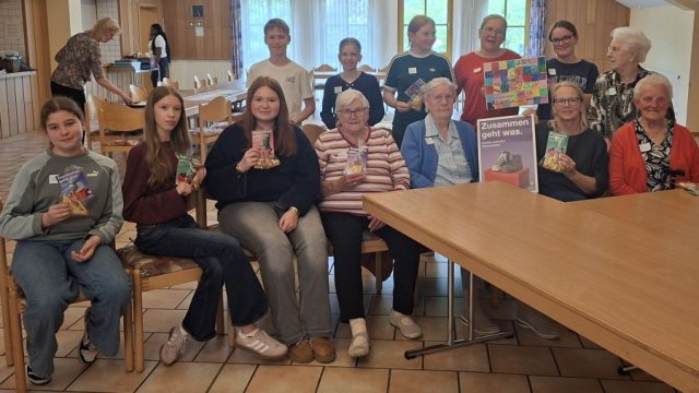 Gruppenbild mit Plakaten des Caritas-Jahresmottos