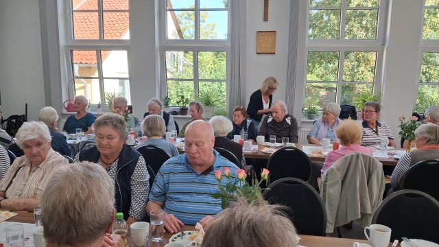 Menschen stehen oder sitzen. 