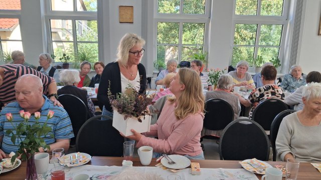 Menschen stehen oder sitzen. 