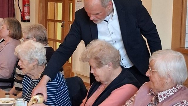 Das Foto zeigt wie jemand etwas einschänkt.