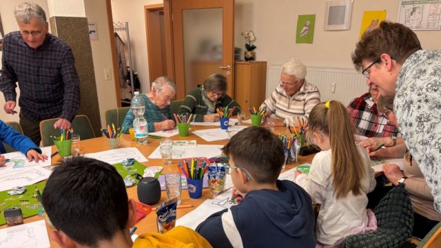 Das Foto zeigt die Teilnehmenden beim gemeinsamen Tun.