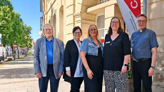 5 Personen stehen vor der Eingangstür